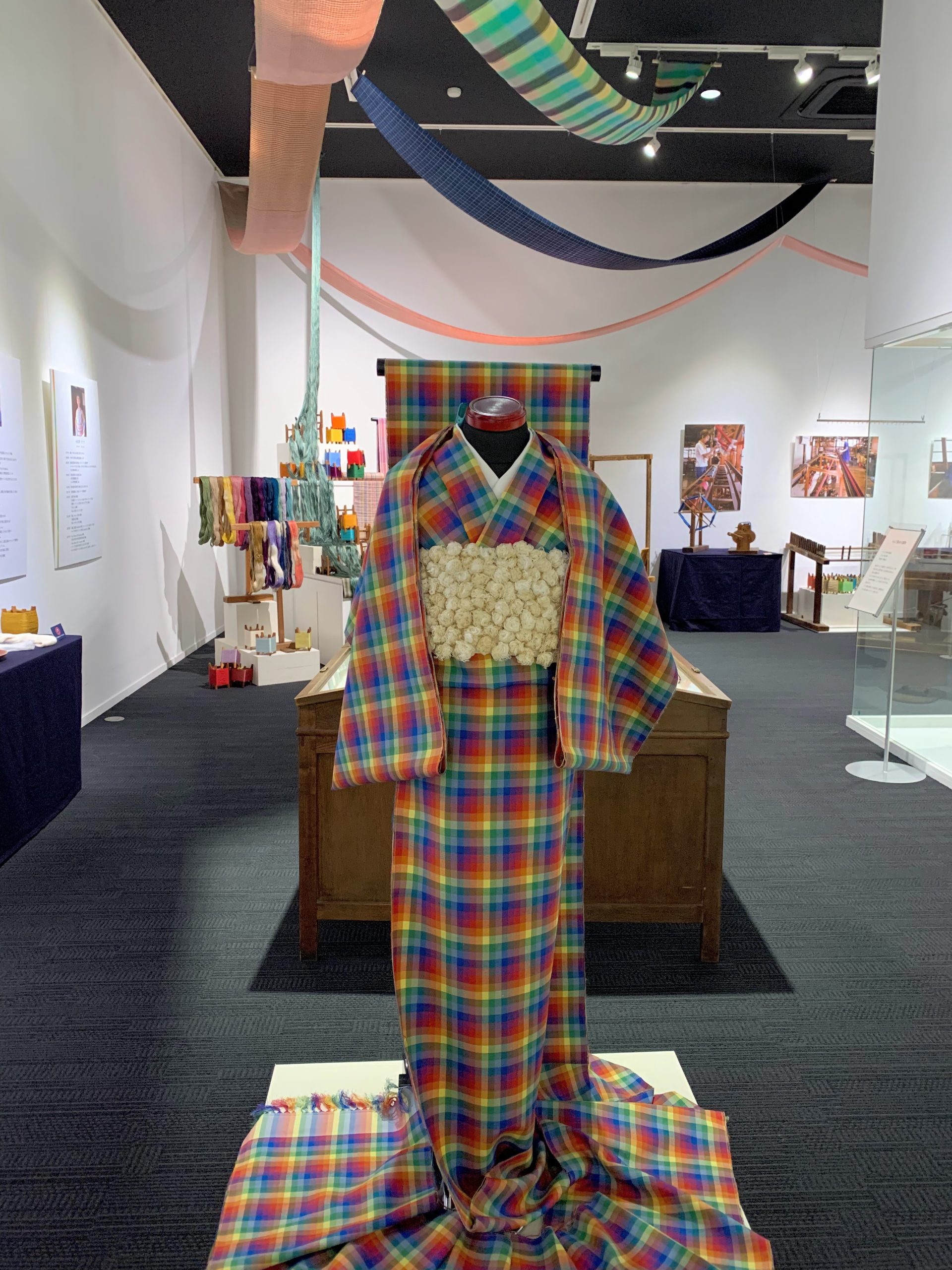 岡谷蚕糸博物館企画展『信州の作家展 Part3 小岩井紬工房　伝統を繋ぐ 紡ぐ 織る』展が始まりました。