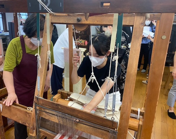 シルク100％の機織り体験！歴史的文化財で学ぶ日本の伝統技術